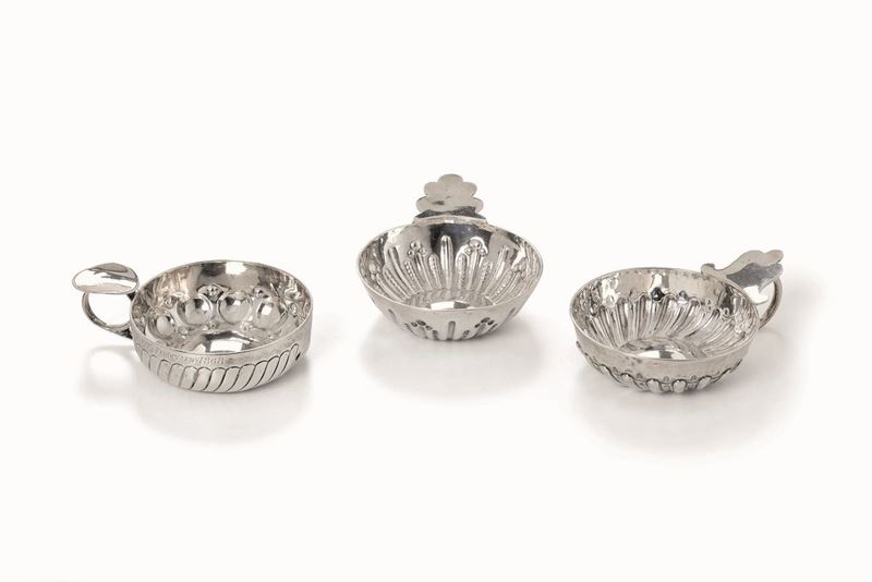 Tre tastevin in argento, Inghilterra (?) XIX secolo  - Auction Fine Art - Cambi Casa d'Aste