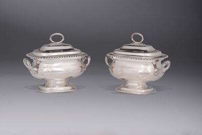 Coppia di Salsiere in Argento Sbalzato e Fuso. Londra 1838, Argentiere Wm. Cooper (prob)
