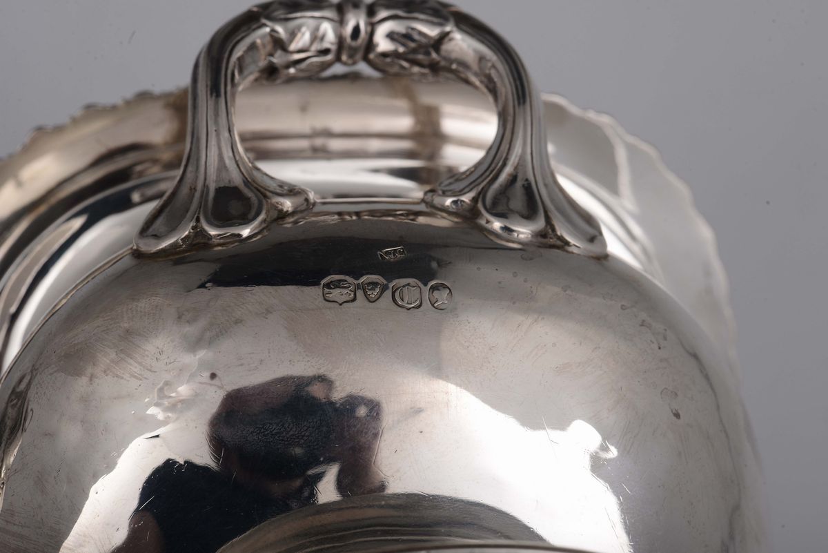 Coppia di Salsiere in Argento Sbalzato e Fuso. Londra 1838, Argentiere Wm. Cooper (prob)