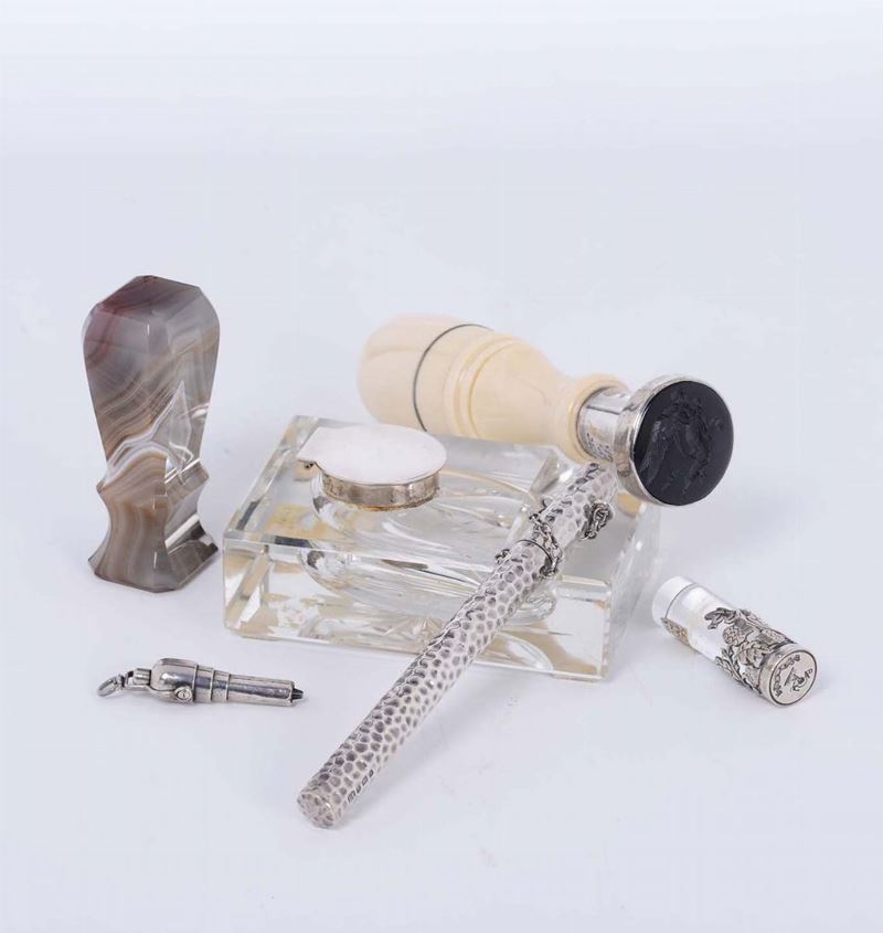 Lotto composto da calamaio, portamatite, portamina e tre sigilli, XIX secolo  - Auction Silvers - Cambi Casa d'Aste