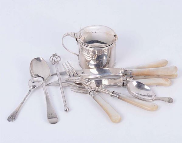Lotto composto da tre forchette, tre coltelli con manici in madreperla, due cucchiai, frulla champagne e mostardiera, Londra XIX secolo