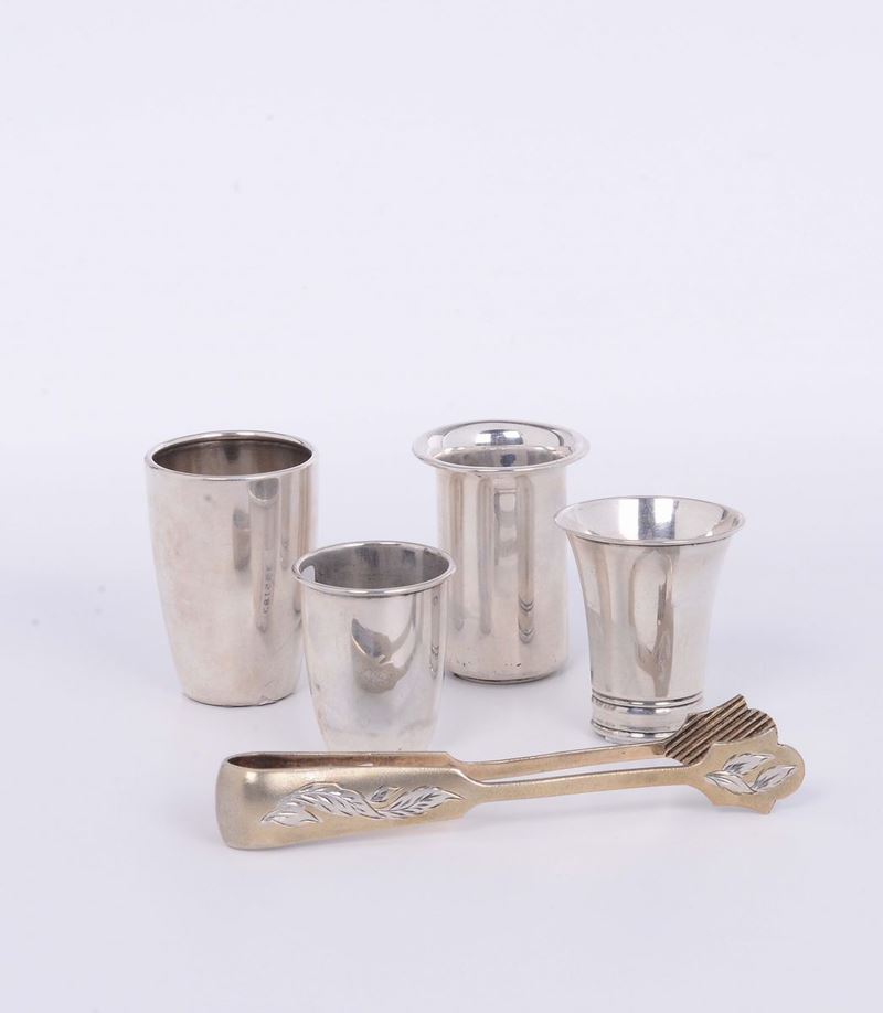 Quattro bicchierini in argento e pinzette per lo zucchero, XX secolo  - Asta Antiquariato - Cambi Casa d'Aste