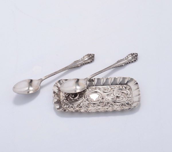 Insieme di vassoio porta anelli e due cucchiaini in argento, XX secolo