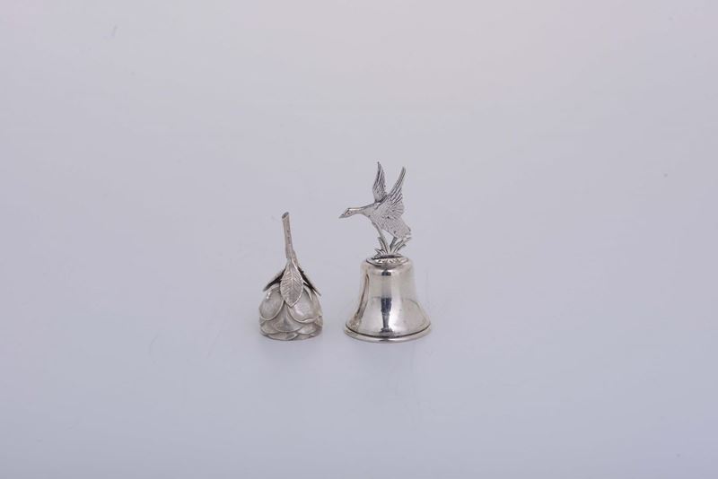 Due campanelli in argento decorati con volatile e rosa, XX secolo  - Asta Antiquariato - Cambi Casa d'Aste