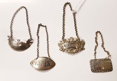 Insieme di Quattro Targhette da Liquore e Cucchiaio Doppio in Argento, XX Secolo