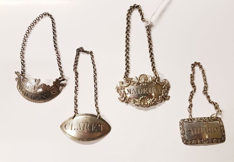 Insieme di quattro targhette da liquore e cucchiaio doppio in argento, XX secolo  - Auction Silvers - Cambi Casa d'Aste
