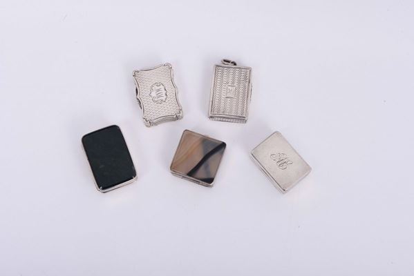 Cinque scatolette porta sali in argento di cui due con pietre dure, XX secolo