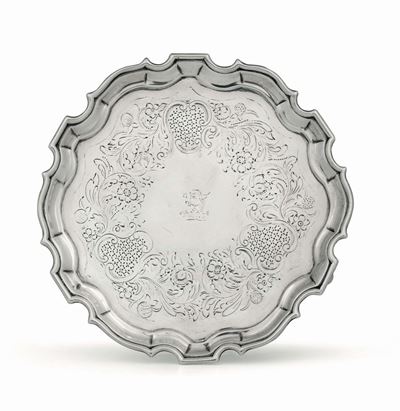 Salver in Argento Sbalzato, Fuso e Cesellato, Londra 1726, Argentiere Thos. Farren