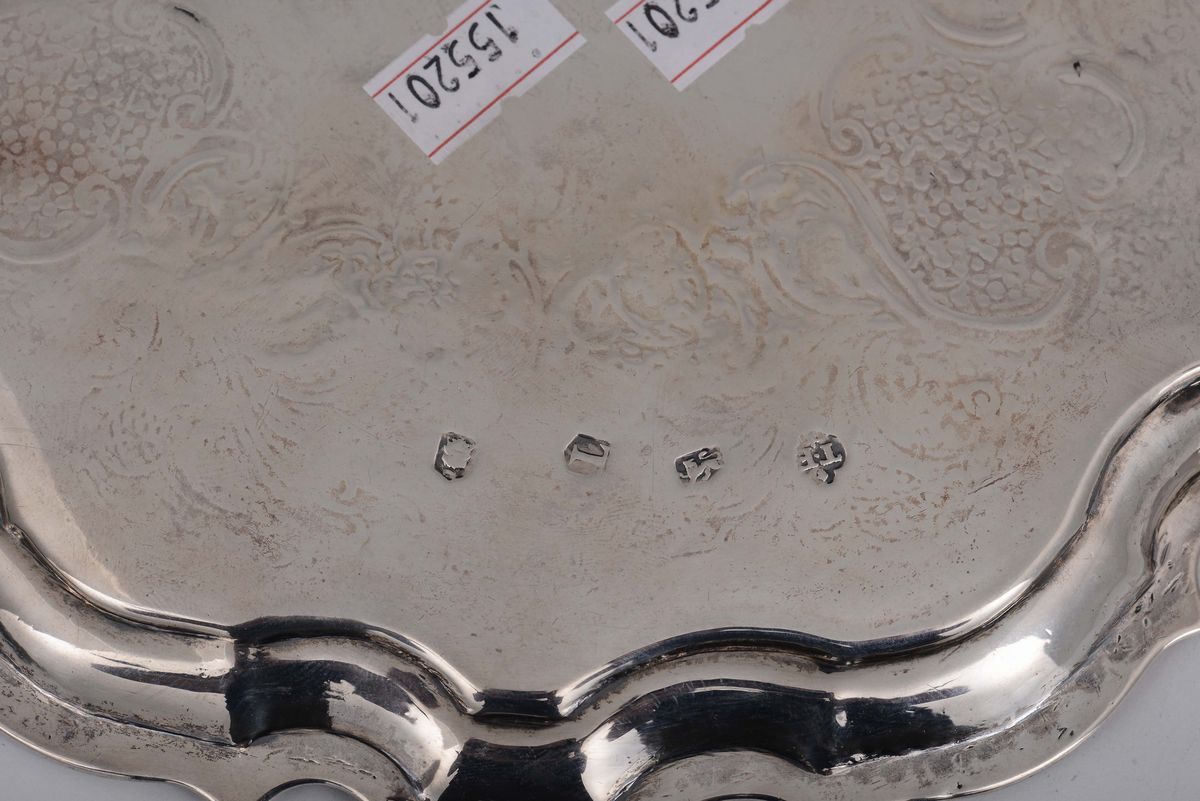 Salver in Argento Sbalzato, Fuso e Cesellato, Londra 1726, Argentiere Thos. Farren