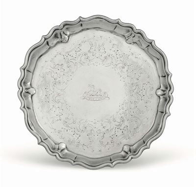 Salver in Argento Sbalzato, Fuso e Cesellato, Londra 1736 Argentiere R. A.