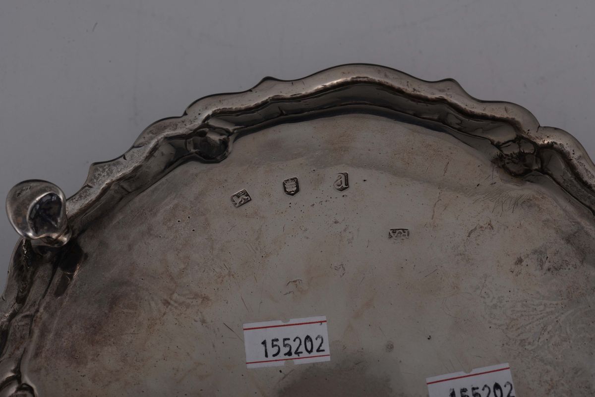Salver in Argento Sbalzato, Fuso e Cesellato, Londra 1736 Argentiere R. A.