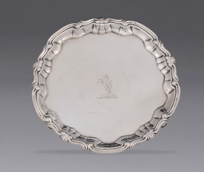 Salver in Argento Sbalzato, Fuso e Cesellato, Londra 1748 Argentiere Wm. Plummer