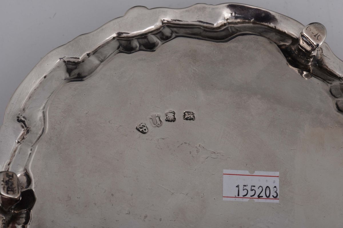 Salver in Argento Sbalzato, Fuso e Cesellato, Londra 1748 Argentiere Wm. Plummer