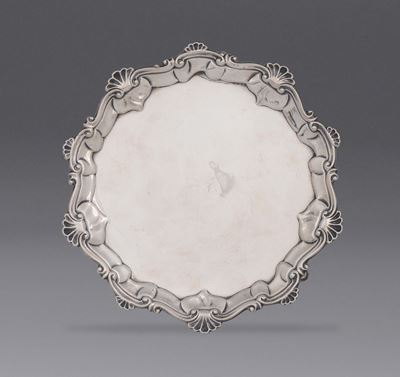 Salver in Argento Sterling Sbalzato, Fuso e Cesellato, Londra 1767 Argentiere I.C.