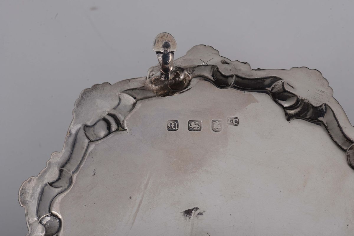 Salver in Argento Sterling Sbalzato, Fuso e Cesellato, Londra 1767 Argentiere I.C.