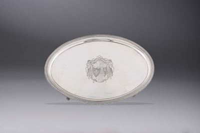 Salver Ovale in Argento Sterling Sbalzato e Cesellato, Londra 1795 Argentiere Wm. Simons