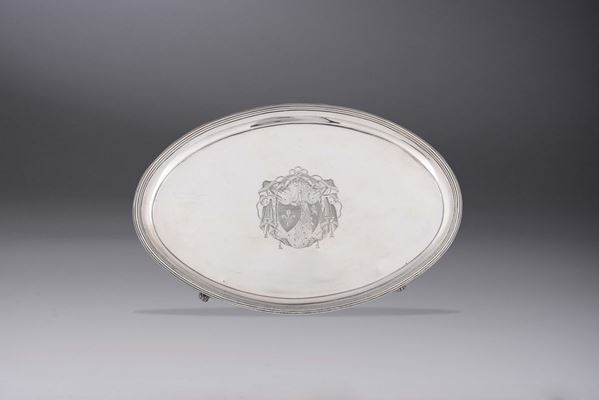 Salver ovale in argento sterling sbalzato e cesellato, Londra 1795 argentiere Wm. Simons