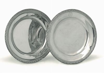 Coppia di Piatti in Argento Sbalzato e Cesellato, Genova Punzoni di Titolo in Uso dal 1805 al 180...