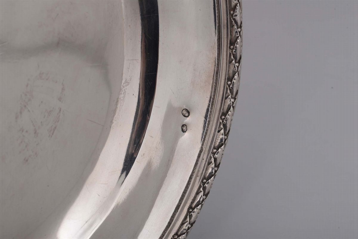 Coppia di Piatti in Argento Sbalzato e Cesellato, Genova Punzoni di Titolo in Uso dal 1805 al 180...