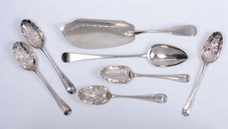 Paletta per pesce, cucchiaio da portata e cinque cucchiai da frutta, Inghilterra, XIX-XX secolo  - Auction Silvers - Cambi Casa d'Aste