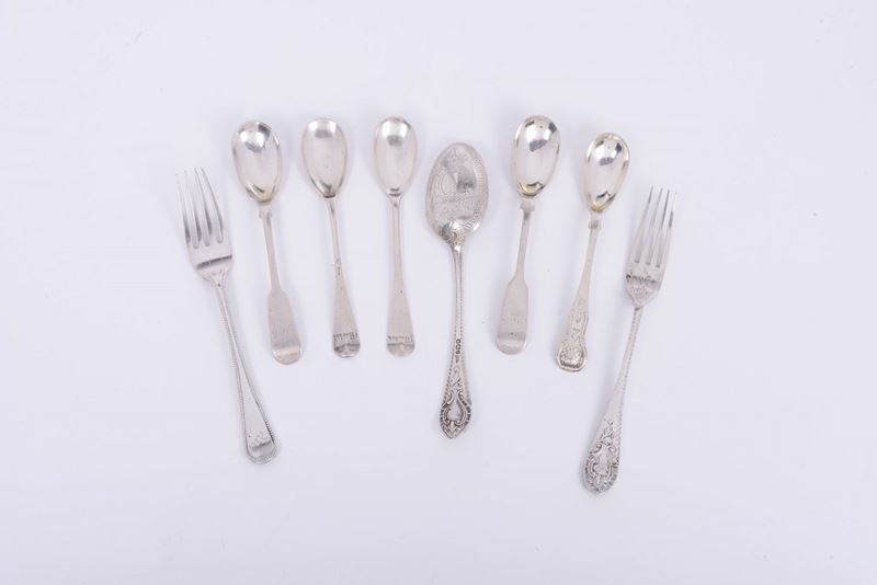 Cinque cucchiaini per uova, due forchettine ed un cucchiaio, Inghilterra XIX-XX secolo  - Auction Silvers - Cambi Casa d'Aste