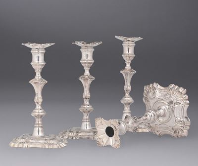 Gruppo di Quattro Candelieri in Argento Sbalzato, Fuso e Cesellato, Edimburgo 1836 L & R