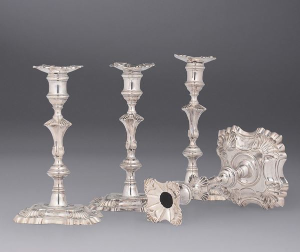 Gruppo di quattro candelieri in argento sbalzato, fuso e cesellato, Edimburgo 1836 L & R