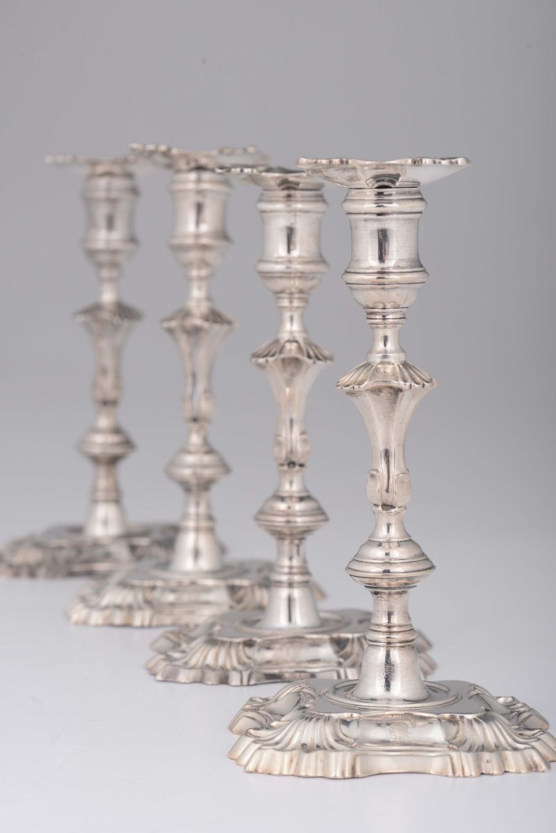 Gruppo di Quattro Candelieri in Argento Sbalzato, Fuso e Cesellato, Edimburgo 1836 L & R