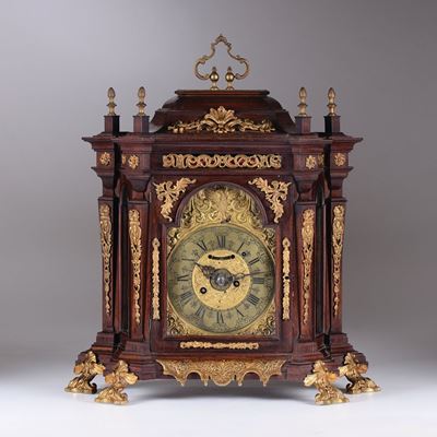Pendola Romana con Cassa Impiallacciata in Palissandro con Riporti in Bronzo Dorato, Roma, XVII S...