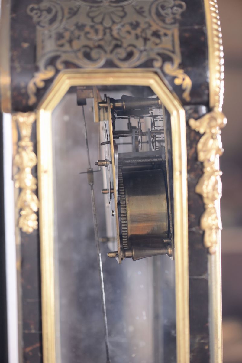 Pendola da Tavolo Tipo Cartel con Intarsi in Boulle e Mensola, Francia Luigi XIV