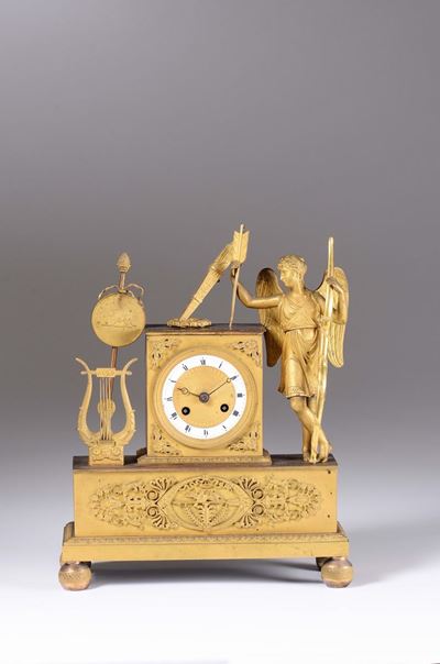 Pendola in Bronzo Dorato con Figura di Amore, Francia Fine XIX Secolo