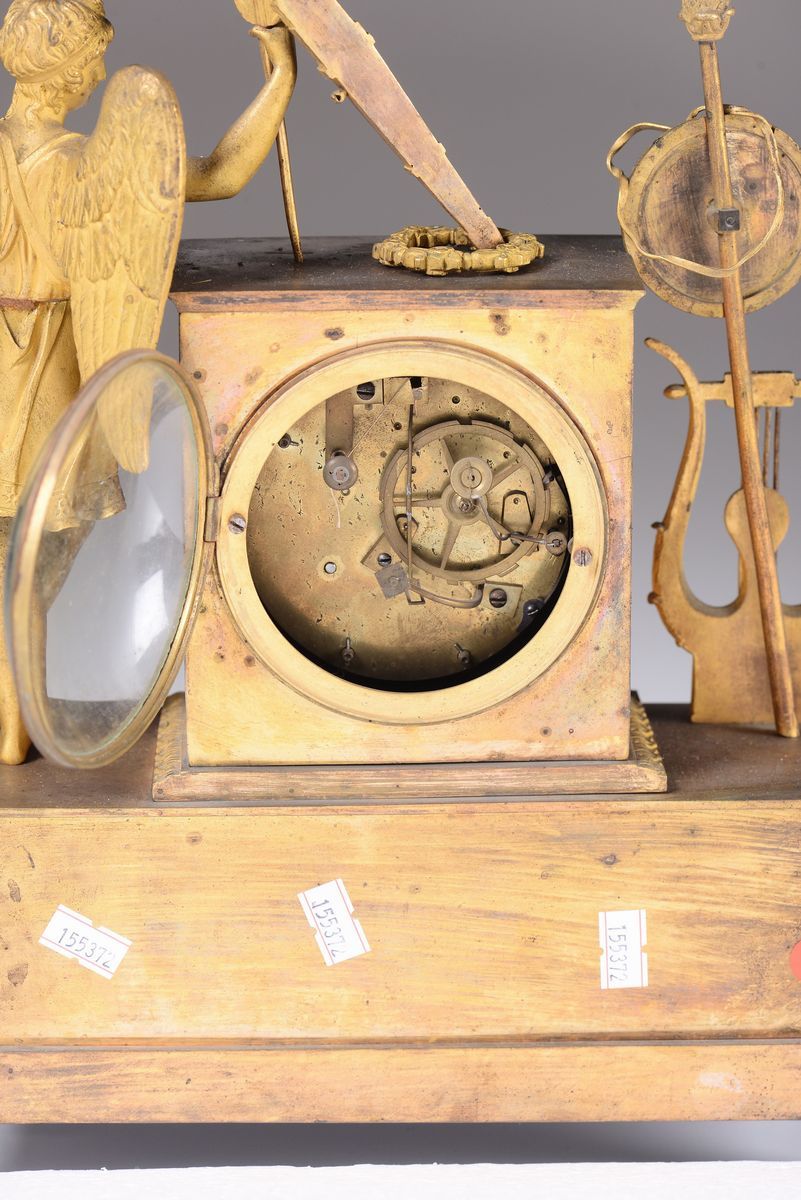Pendola in Bronzo Dorato con Figura di Amore, Francia Fine XIX Secolo