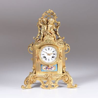 Pendola in Bronzo Dorato con Formelle in Porcellana di Sevres, F.berthoud, Francia Seconda Metà d...