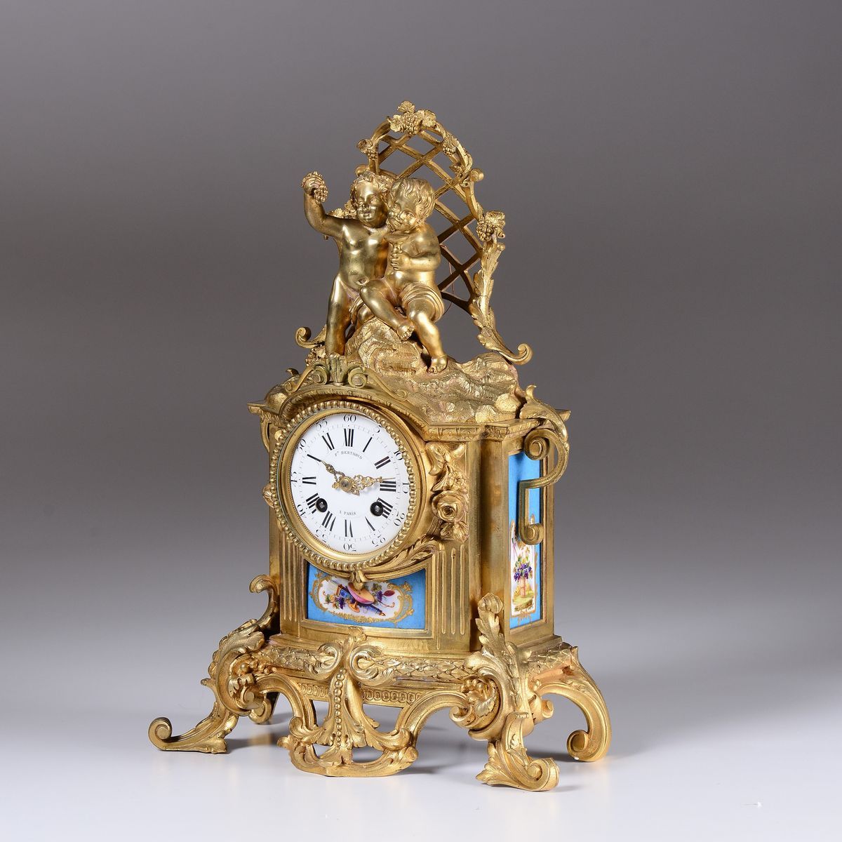 Pendola in Bronzo Dorato con Formelle in Porcellana di Sevres, F.berthoud, Francia Seconda Metà d...
