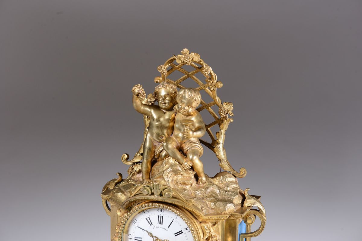 Pendola in Bronzo Dorato con Formelle in Porcellana di Sevres, F.berthoud, Francia Seconda Metà d...