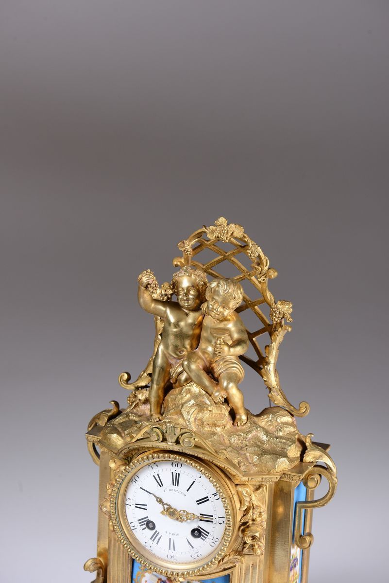 Pendola in Bronzo Dorato con Formelle in Porcellana di Sevres, F.berthoud, Francia Seconda Metà d...
