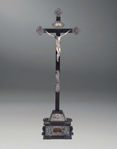 Crocifisso da Scrittoio in Argento Sbalzato, Legno Ebanizzato e Pietre Colorate. Arte Italiana de...