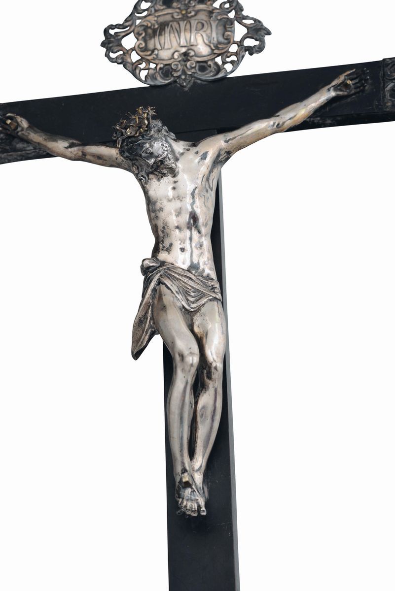 Crocifisso da Scrittoio in Argento Sbalzato, Legno Ebanizzato e Pietre Colorate. Arte Italiana de...