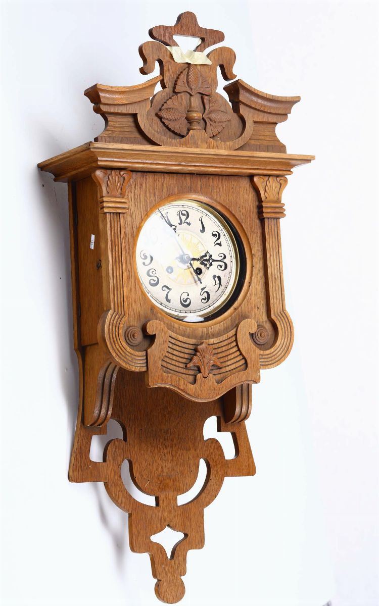 Pendola da muro in legno intagliato, XX secolo  - Auction Timed Fine Art - I - Cambi Casa d'Aste