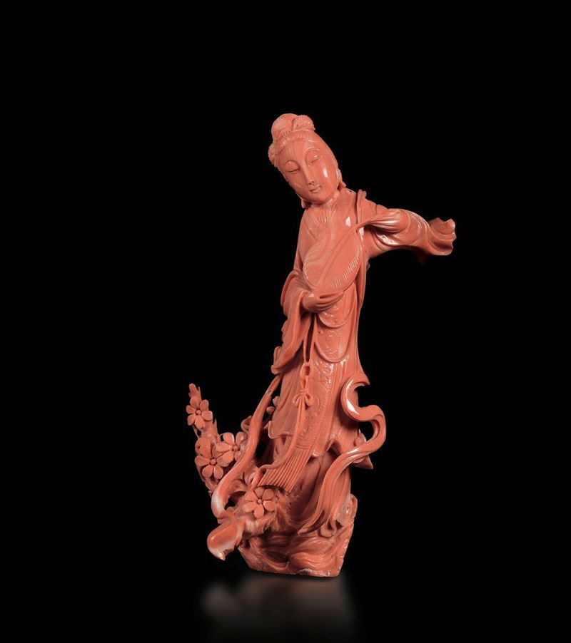 Piccola figura di Guanyin musicante scolpita in corallo, Cina, inizio XX secolo  - Asta Fine Chinese Works of Art - Cambi Casa d'Aste
