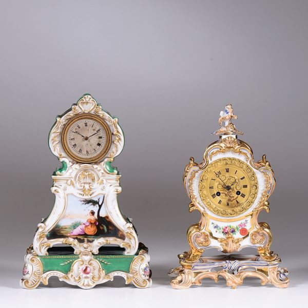 Lotto di due orologi in porcellana policroma, XIX secolo
