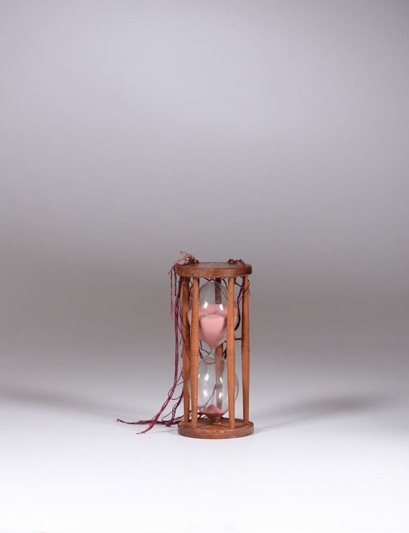 An hourglass with wooden framework, 20th century  - Auction Table Clocks - Cambi Casa d'Aste