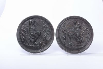 Coppia di Placche Circolari in Terracotta con Scene Mitologiche, XX Secolo