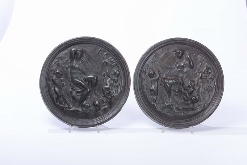 Coppia di placche circolari in terracotta con scene mitologiche, XX secolo  - Auction Sculture Timed Auction - Cambi Casa d'Aste