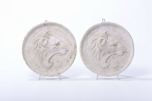 Coppia di medaglioni in gesso con leoni, XX secolo