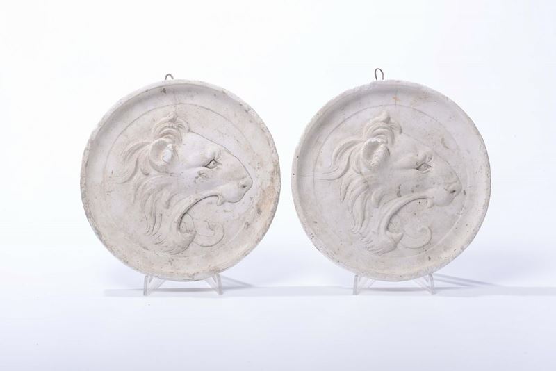 Coppia di medaglioni in gesso con leoni, XX secolo  - Auction Fine Art - Cambi Casa d'Aste