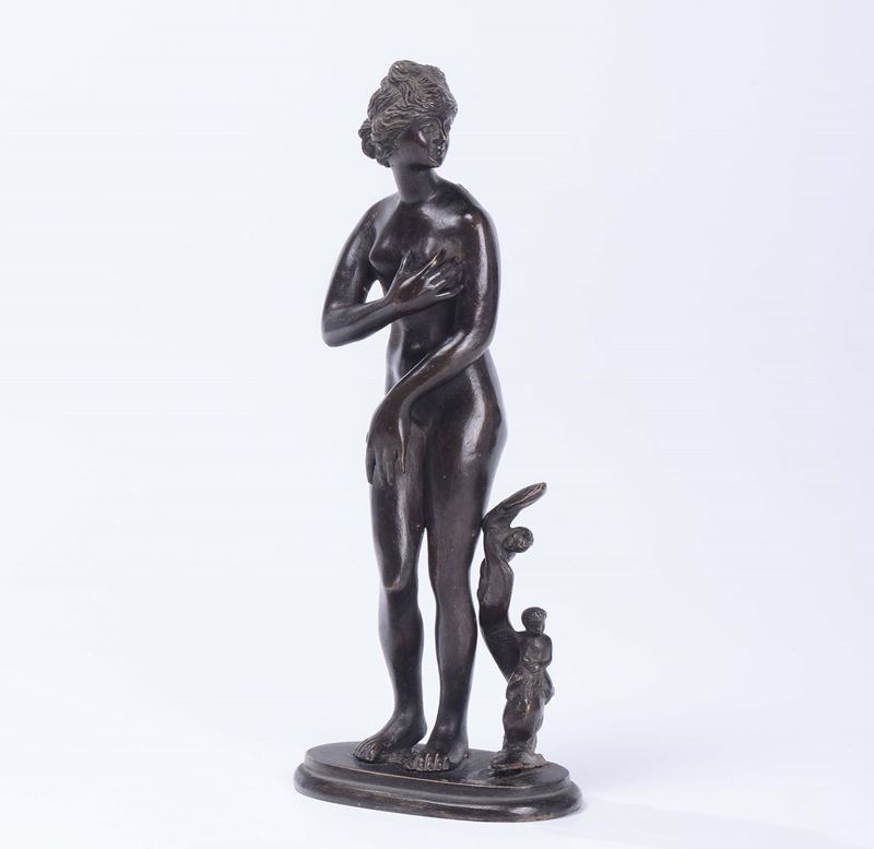 Scultura in bronzo raffigurante donna nuda con pesce e bimbo, XX secolo  - Auction Fine Art - Cambi Casa d'Aste