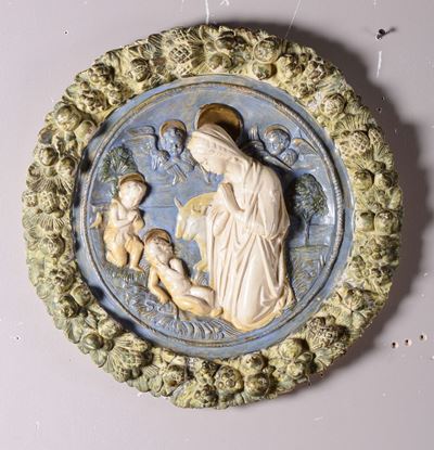 Medaglione Rotondo in Terracotta Bianca a Rilievo Raffigurante Madonna e Bambino con Ghirlanda