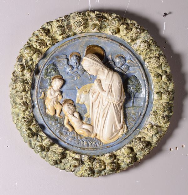 Medaglione rotondo in terracotta bianca a rilievo raffigurante Madonna e Bambino con ghirlanda