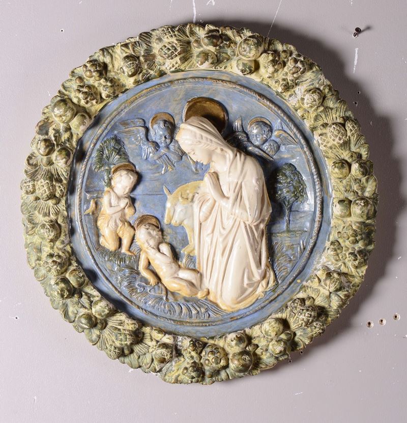 Medaglione rotondo in terracotta bianca a rilievo raffigurante Madonna e Bambino con ghirlanda  - Asta Asta a Tempo Antiquariato - II - Cambi Casa d'Aste
